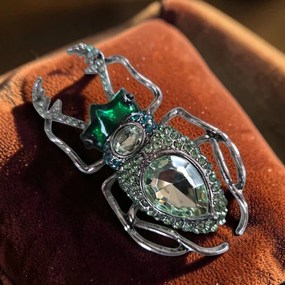 Elegant Green and Silver Beetle Brooch - Picture 1 of 3